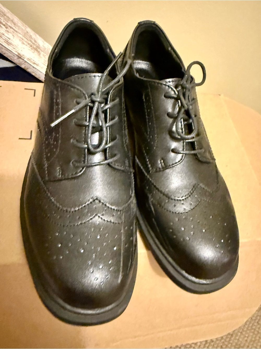 Ladies Black Wingtip Lace-Up Dress Shoes 9.5